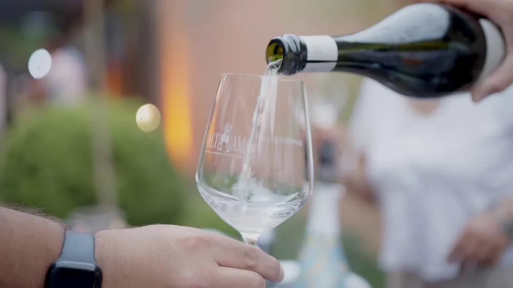 Alta Gama 2025 sirviendo copa